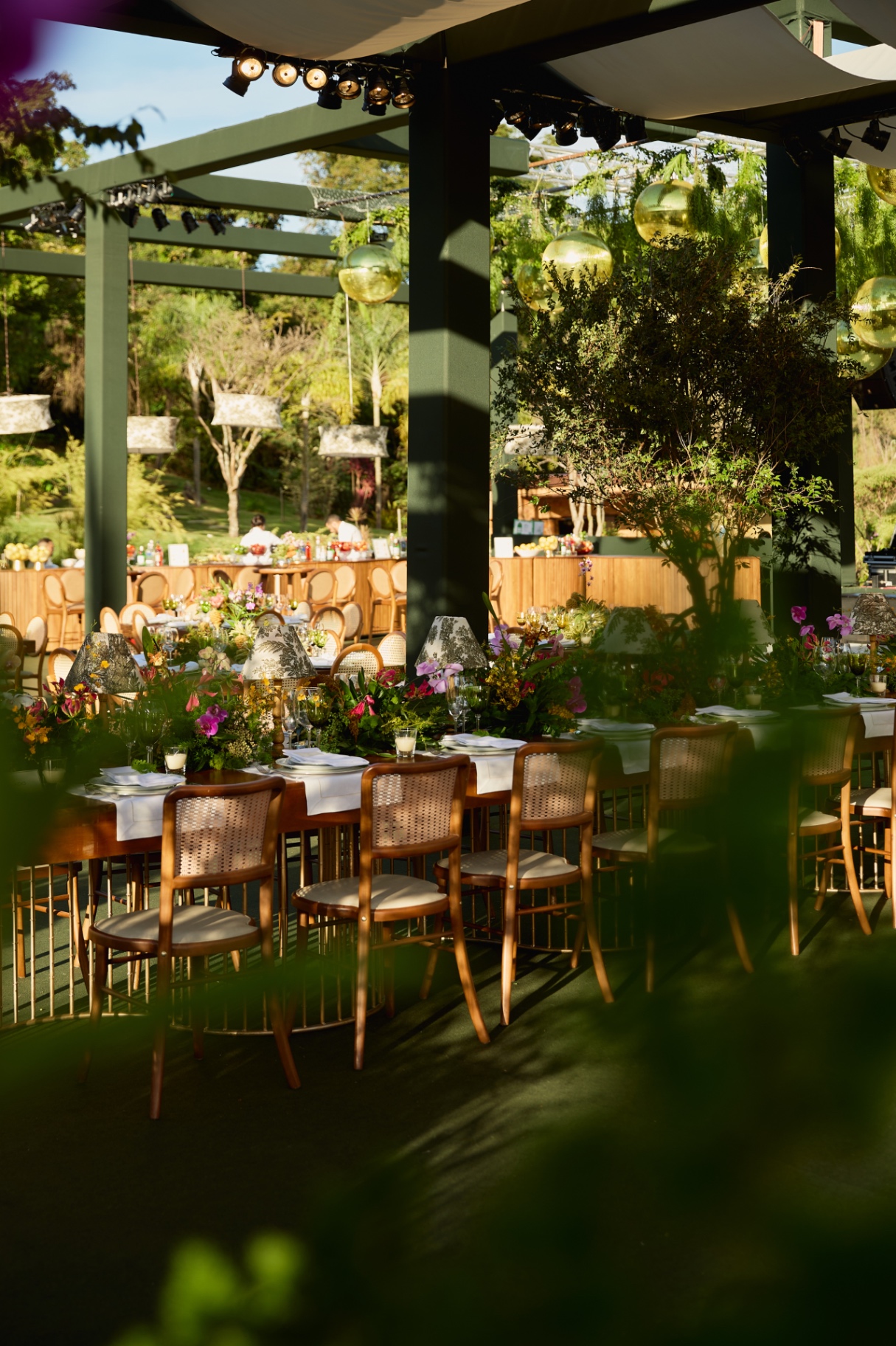 Ambiente de recepção com flores e mesas